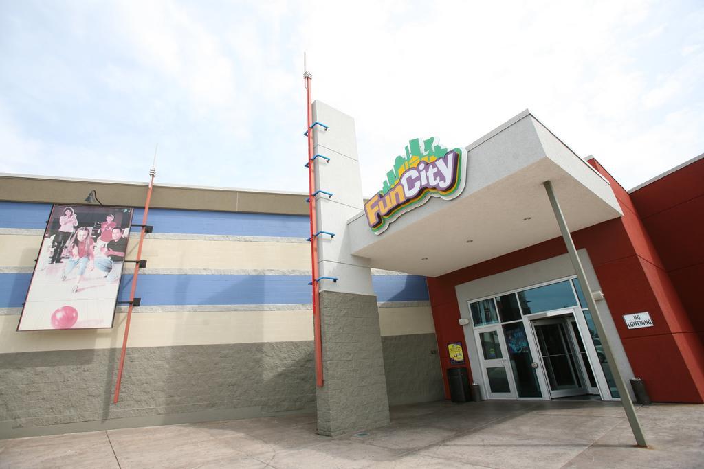 Fun City Resort Hotel Burlington Exterior photo